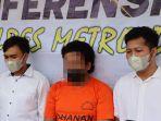 Pelaku-Ngasimin-alias-Om-Badut-tengah-di-Polres-Metro-Depok-Senin-24102022.jpg