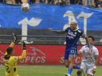 Pemain-Persib-Bandung-Ciro-Alves-mengecoh-kiper-PSS-Sleman-M-Ridwan.jpg