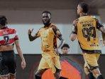 Pemain-Persija-Jakarta-Maxwell-selebraias.jpg