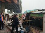 Pembongkaran-rumah-bedeng-di-sepanjang-rel-kereta-dekat-JIS.jpg