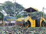 Pemusnahan-belasan-ribu-botol-miras-yang-dilakukan-oleh-Pemprov-DKI-Kamis-30112023.jpg