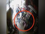 Pria Curi 2 Karung Cabai dan Bawang di Toko Sembako Warakas, Terekam CCTV Ngumpet di Kolong Meja