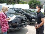 Penyewa-mobil-Raka-saat-proses-serah-terima-kunci-mobil-yang-disewa-di-Rainbow-Rent-Car-4.jpg