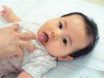 Perhatikan-putih-putih-di-lidah-bayi-karena-susu-atau-infeksi-jamur.jpg