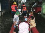 Personel-Damkar-Jakarta-Timur-saat-membantu-dokter-Puskesmas-Kecamatan-Ciracas.jpg