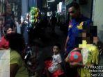 Personel-Damkar-Jakarta-Timur-saat-mengantarkan-anak-yang-tersesat.jpg
