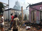 Personel-Damkar-Jakarta-Timur-saat-pemadaman-api-pada-8-unit-kontrakan-di-Jalan-Haji-Naman.jpg