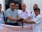 Perwakilan-warga-menyerahkan-seekor-ayam-jago-ke-kantor-DPP-PKS.jpg