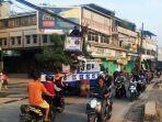 Petugas-Dishub-bongkar-lampu-penerangan-jalan-umum-PJU-di-tengah-Jalan-Raya-Perancis-Kosambi.jpg