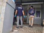 Petugas-Labfor-Polda-Metro-Jaya-di-rumah-penemuan-mayat-satu-keluarga-di-Kalideres.jpg