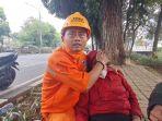 Petugas-PPSU-Menteng-Dalam-Tebet-memberikan-pertolongan-kepada-emak-emak-Pingsan.jpg