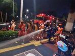 Petugas-PPSU-dan-damkar-bersihkan-sekitar-Halte-Stasiun-Palmerah-menyusul-aduan-bau-pesing-1.jpg
