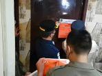 Petugas-Satpol-PP-Kabupaten-Bekasi-melakukan-penyegelan-tempat-hiburan-malam.jpg