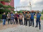 Petugas-damkar-Kembangan-mengevakuasi-dua-ular-sanca-3.jpg