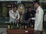 Petugas-gabungan-saat-mengamankan-miras-tanpa-izin-edar-di-Jatinegara.jpg