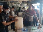 Petugas-mengamankan-botol-miras-dari-warung-di-Terminal-Kampung-Rambutan.jpg