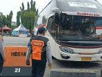 Petugas-penguji-yang-melakukan-ramp-check-terhadap-bus-AKAP-di-Terminal-Kampung-Rambutan-1.jpg