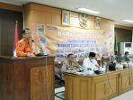 Pj-Bupati-Bekasi-Dani-Ramdan-saat-memberika-instruksi-di-rapat-koordinasi-siaga-darurat-bencana.jpg