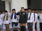 Pj-Bupati-Bekasi-tengah-saat-memimpin-apel-peringatan-Hari-Pendidikan-Nasional.jpg