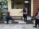 Polisi-bersenjata-berjaga-di-depan-kantor-Polres-Tangsel-Rabu-7122022.jpg