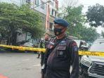 Polisi-menutup-akses-jalan-raya-menuju-Mapolsek-Astana-Anyar.jpg
