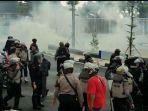 Polisi-tembakan-gas-air-mata-untuk-meredam-suporter-yang-ingin-masuk-Stadion-Jatidiri-Semarang.jpg