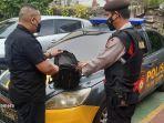 Polisi-yang-berjaga-di-Polsek-Tambora-mengecek-tas-pengunjung.jpg