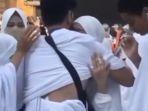 Potret-mengharukan-ketika-Lesti-Kejora-memeluk-sang-ayah-di-depan-Kabah.jpg