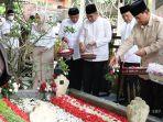 Prabowo-Subianto-nyekar-di-makam-Gus-Dur-di-Ponpes-Tebuireng-Jawa-Timur-Rabu-452022.jpg