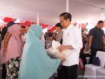 Presiden-Jokowi-menyerahkan-bantuan-pangan-beras-di-gudang-Bulog-bansos.jpg
