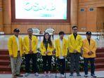 Prof-Drs-Ojat-Darojat-MBus-PhD-dan-Edward-Zubir-paling-kanan-berfoto-bersama-mahasiswa.jpg