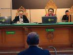 Prof-Suhandi-Cahaya-membelakangi-kamera-ahli-pidana-dari-Universitas-Jaya-Baya-Jakarta.jpg