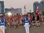 Prosesi-kirab-budaya-di-Monas-saat-pengembalian-duplikat-bendera-pusaka-dan-teks-asli-proklamasi.jpg