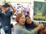Puluhan-emak-emak-yang-mengatasnamakan-Eliezers-Angels-bersorak-saat-Bharada-E-divonis-15-tahun.jpg