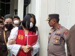 Putri-Candrawathi-tertunduk-lesu-saat-memasuki-ruang-sidang-di-PN-Jakarta-Selatan.jpg