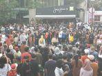 Ratusan-orang-memadati-zebra-cross-Dukuh-Atas-untuk-kegiatan-Citayam-Fashion-Week.jpg