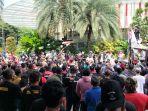 Ratusan-sopir-taksi-online-demo-kenaikan-tarif-pasca-BBM-di-kantor-Gojek-di-kawasan-Blok-M.jpg
