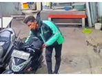 Rekaman-CCTV-memperlihatkan-sesaorang-berjaket-ojek-online-ojol-gasak-Honda-Beat-di-Bekasi.jpg