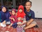 Riana-bersama-dua-anak-kembarnya-di-posko-pengungsian-Kebayoran-Lama.jpg