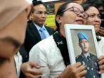 Rosti-Simanjuntak-bawa-foto-Brigadir-J-di-sidang-vonis-Putri-Candrawathi.jpg