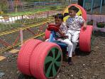 SAUNG-ASET-BATU-AMPAR-Anak-anak-saat-bermain-pada-replika-motor-m.jpg