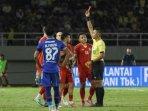 Sance-Lawita-mengganjar-kartu-merah-Stefano-Lilipaly.jpg