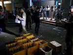 Satpol-PP-Tangsel-mengamankan-ratusan-botol-miras-saat-malam-Ramadan-Sabtu-2332024.jpg