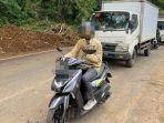 Sejumlah-pengendara-mengabadikan-lokasi-longsor-pasca-gempa-Cianjur-di-Warung-Sate-Sintha.jpg