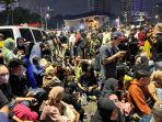 Sejumlah-warga-yang-tampak-menunggu-acara-Jakarnaval-di-kawasan-Monas.jpg