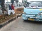 Seorang-sopir-angkot-tampak-marah-marah-maksa-dibukakan-jalur-Transjakarta.jpg