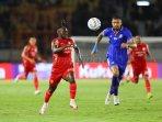 Sidibe-berusaha-kabur-dari-kejaran-pemain-Arema-FC.jpg