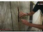 Siswa-SMK-berinisial-J-17-sempat-mengintip-di-lubang-pintu-rumah-korban.jpg