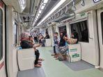 Suasana-di-dalam-LRT-Jabodebek-di-hari-pertama-beroperasi-pada-Senin-2882023.jpg