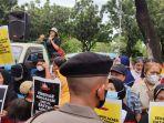 Suasana-unjuk-rasa-di-depan-Balai-Kota-DKI-Jakarta-Rabu-14122022.jpg